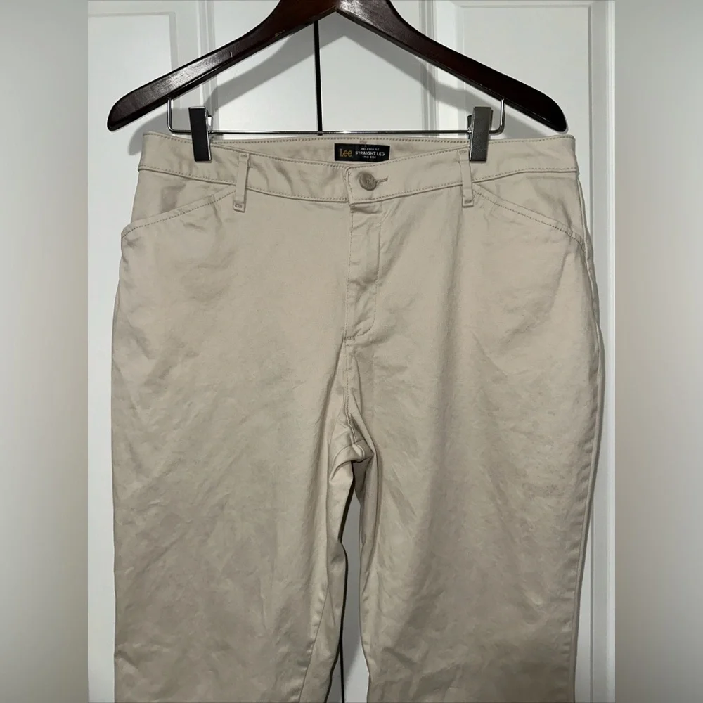 Lee Relaxed Fit Straight Leg Mid Rise Khakis M